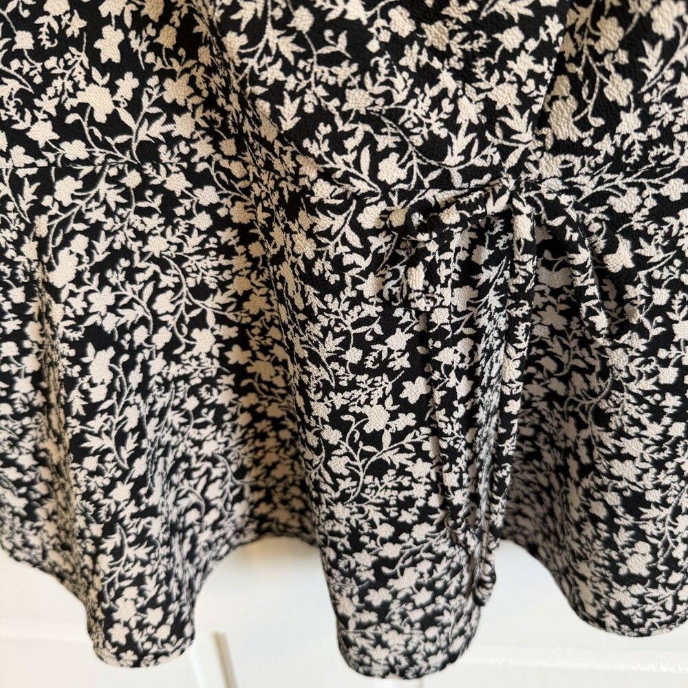 Monteau Los Angeles Womens M Black White Floral V-Neck Flutter Sleeve Tie Blouse - Picture 4 of 11